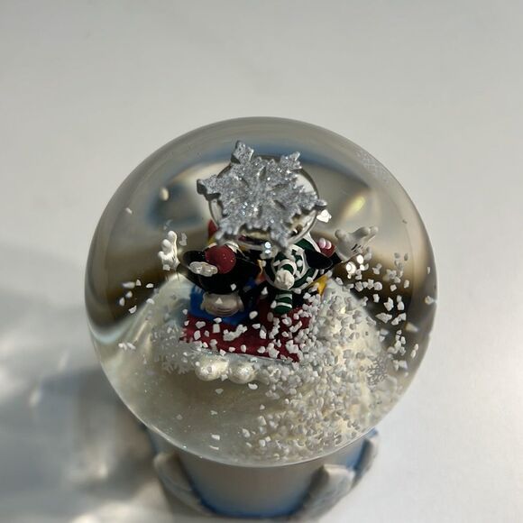 Disney Authentic Minnie and Mickey snow globe - Picture 6 of 8